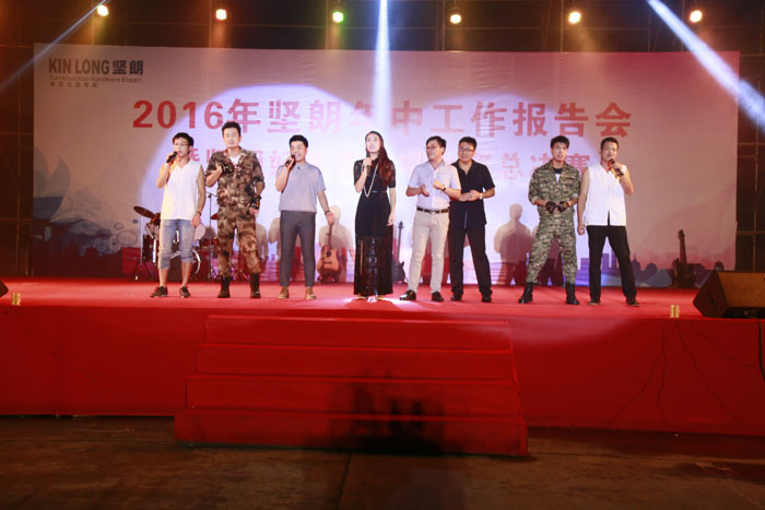 1.導(dǎo)師與優(yōu)秀歌手同臺(tái)表演歌曲串燒.JPG